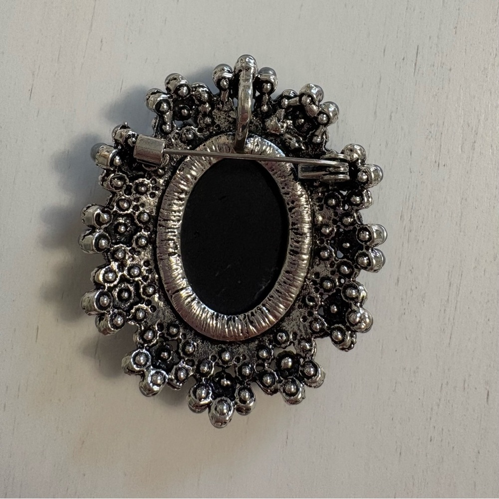 Vintage-Inspired Victorian Grey Faux Pearl Cameo Brooch - Picture 3 of 6